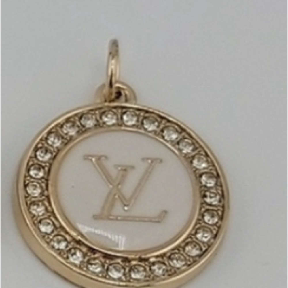 ❤️Set: Louis Vuitton Luxurious Gold/White Pendant & Necklace.